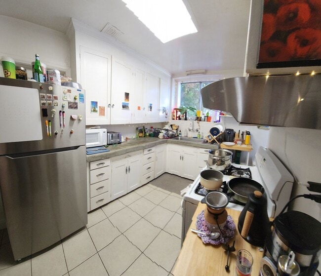 Building Photo - 7 Bedroom 3 bath home close to POLY!!!!