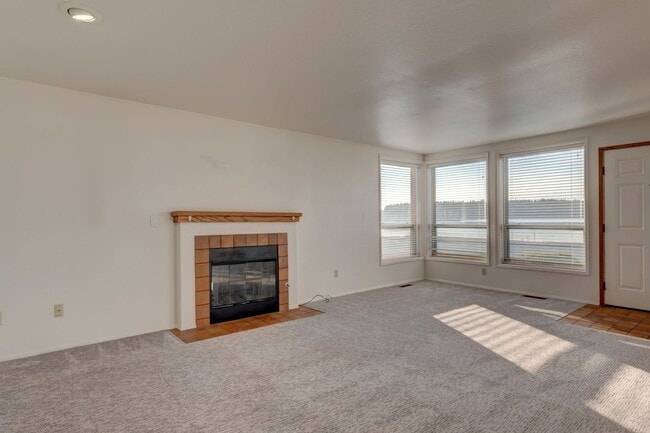 Building Photo - Waterfront Condo with 2 car garage