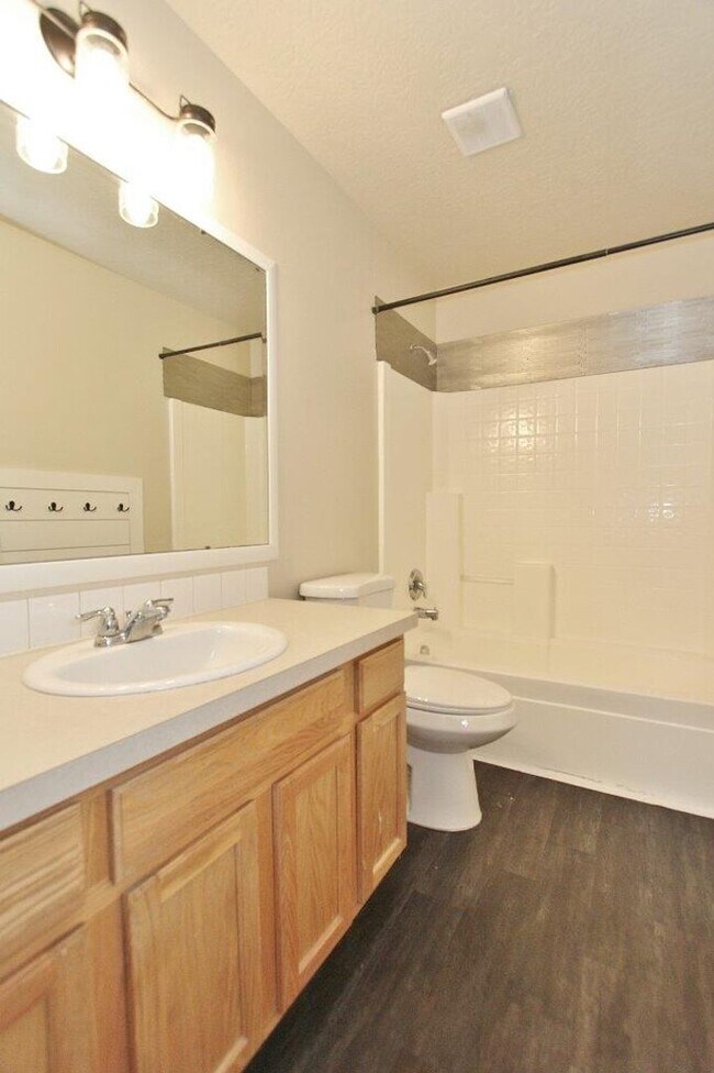 Building Photo - Spacious Home in Quiet Neighborhood