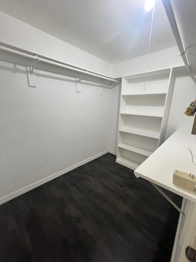 Building Photo - 2213 Ridgewood Dr