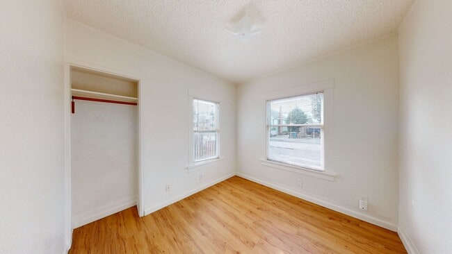 Building Photo - Charming Two Bedroom In the Heart of Downtown Kent !