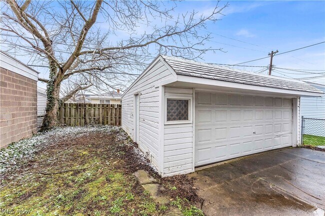 Building Photo - 3203 Ingleside Dr