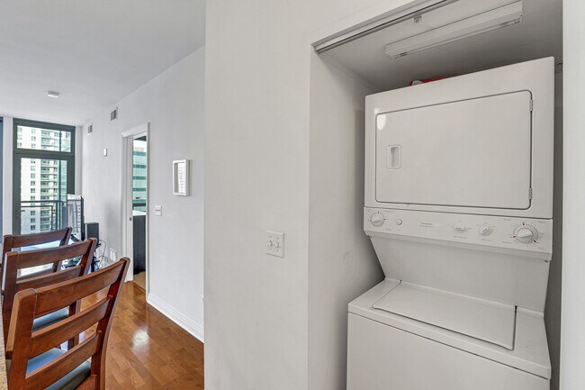 Building Photo - 565 W Quincy St