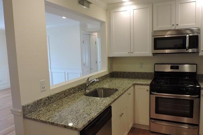 Building Photo - 153 Sumner St