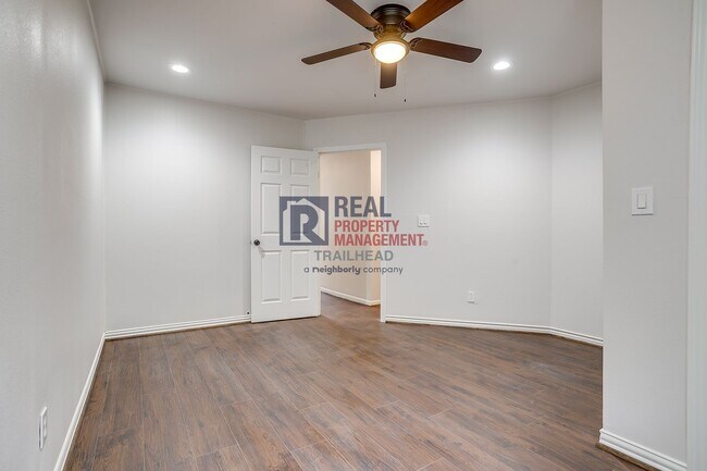 Building Photo - Spacious 3 bed 2 bath Monticello Duplex with Loft