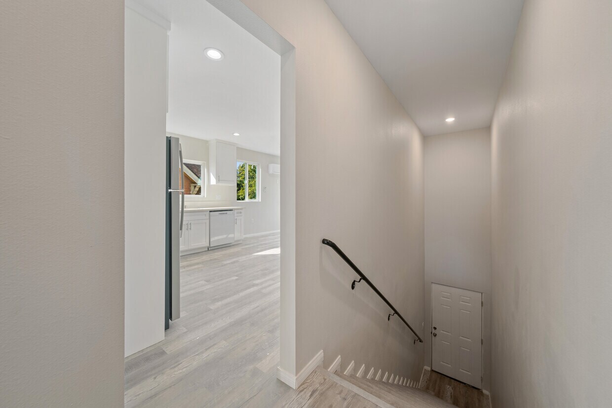 Building Photo - 324 W 51st St