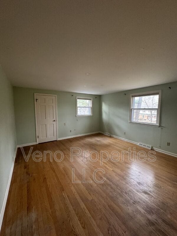 Building Photo - 15 Rivercrest Dr