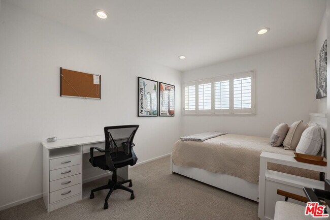 Building Photo - 17165 Palisades Cir