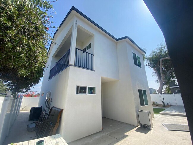 Building Photo - 4BD/2BA with great Yard!