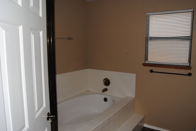 Building Photo - 9400 Huntsman Oak Ct