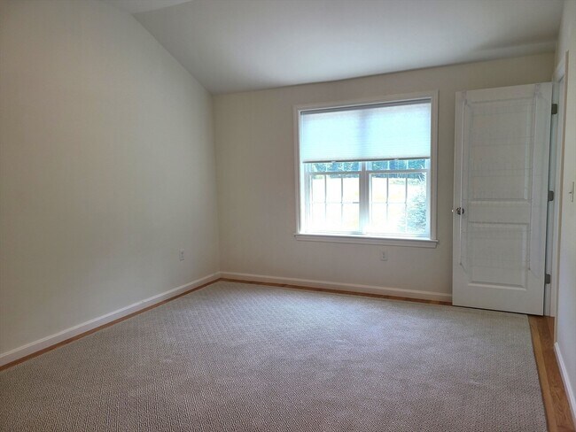 Building Photo - 138 Elm St