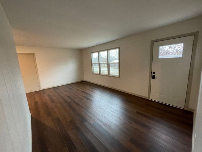Building Photo - Update 3 Bed/1 Bath Home!