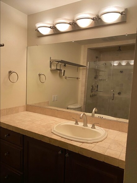 Building Photo - 1710 S Harbor Way