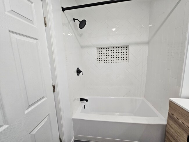 Building Photo - Fully Rehabbed 3 bedroom 2 bathroom house ...