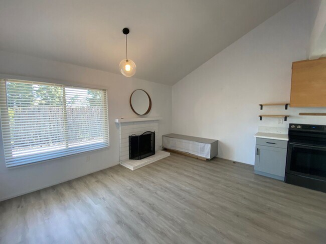 Building Photo - Completely Upgraded Townhome in Cute Neigh...