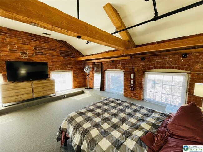 Building Photo - 101 W Race St