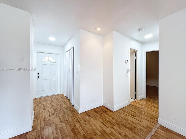 Building Photo - 1000 NE 14th Ave