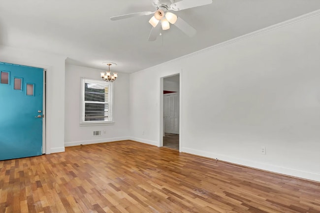 Building Photo - HINTON AVENUE - 4 Bedroom - Perfect for UN...