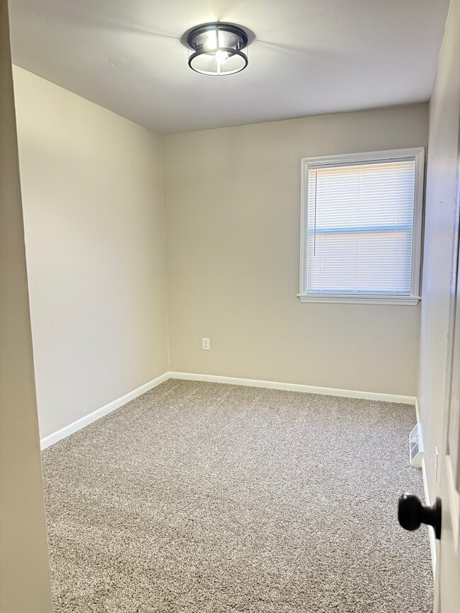 Building Photo - 1905 Walnut Ridge Dr