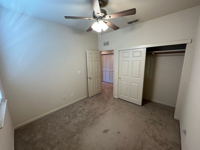 Building Photo - Beautiful 3 Bedroom Lincoln Condo!