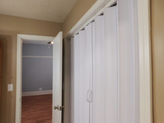 Building Photo - 4 Bedroom Home in El Dorado minutes from Down Town!