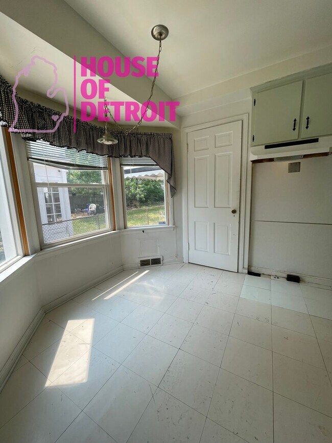 Building Photo - 3 BEDROOM 1 BATH BUNGALOW FREE PRE-SCREEN