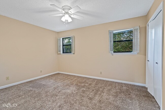 Building Photo - 1502 Suburbia Dr