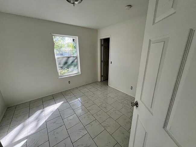 Building Photo - 1307 E Fairlane St