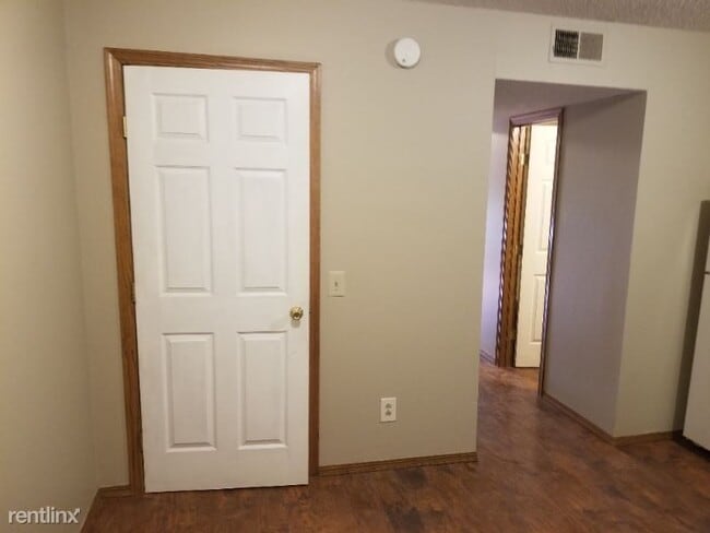 Building Photo - 2 br, 1.5 bath Townhome - 323 N. Madison