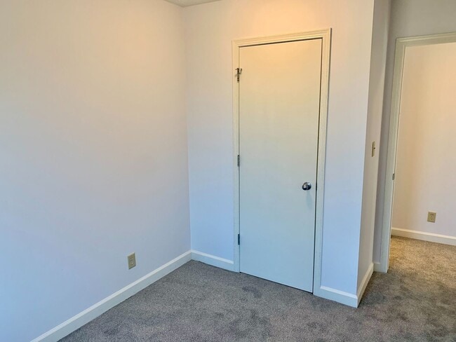 Building Photo - 3 Bed / 2 Bath Townhome -  Welcome Home to Space & Simplicity!