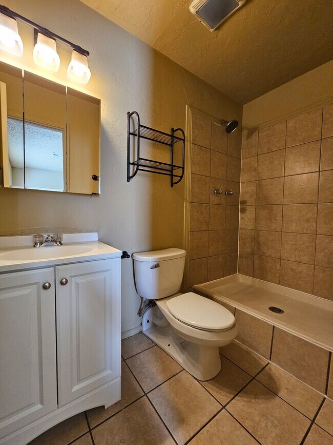 Building Photo - (3) Bed/(2) Bath Pets Negotiable Avail NOW!