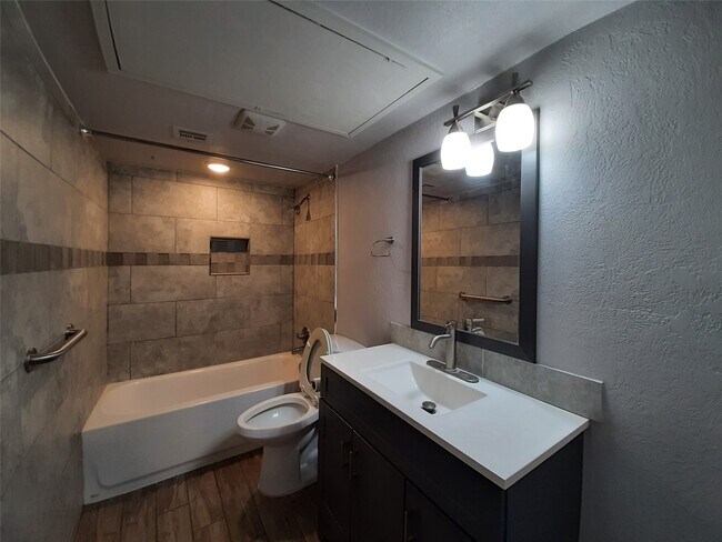 Building Photo - 9707 Richmond Ave.