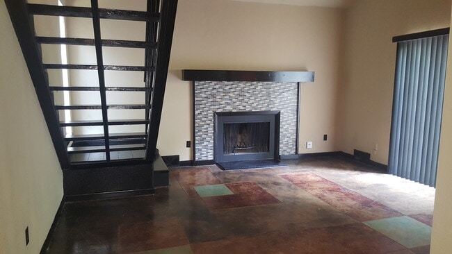 Building Photo - 657 Watson St