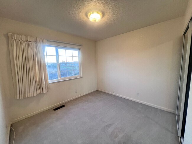 Building Photo - $500 OFF FIRST MONTH'S RENT!!!  BEAUTIFUL TWO LEVEL 3BD/3BA HOME AVAILABLE IN NEWARK, CA !!!!!!