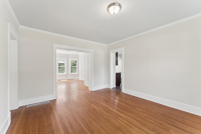 Building Photo - Welcome home to this stunning, light-filled rental that truly has it all! Featuring huge living s...