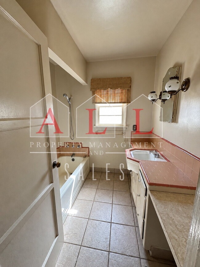 Building Photo - 2520 La Siesta Dr