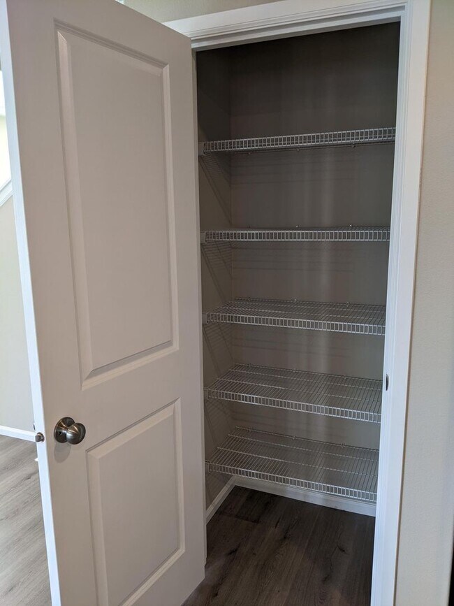 Building Photo - 4/2.5 Townhouse for rent in DuPont!