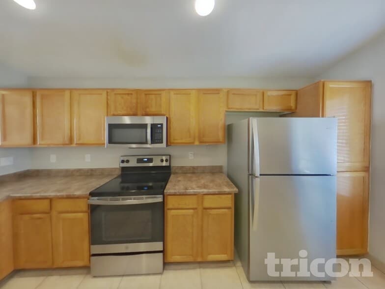 Building Photo - 10446 W Orange Dr