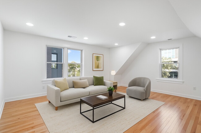 Building Photo - 2617 W Fullerton Ave