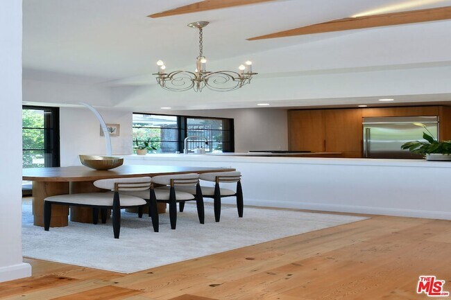 Building Photo - 2145 Linda Flora Dr