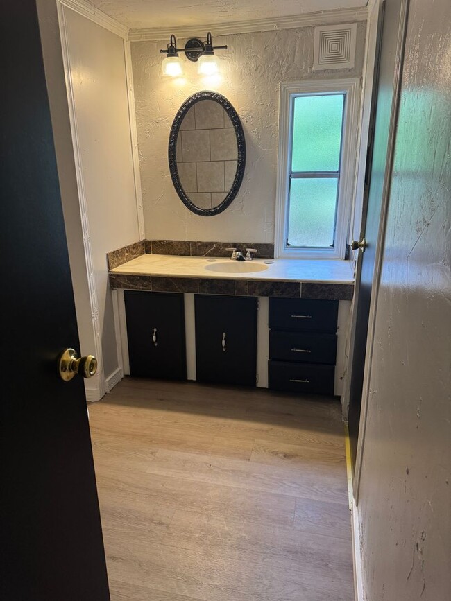 Building Photo - 328 NE Roselawn Ave