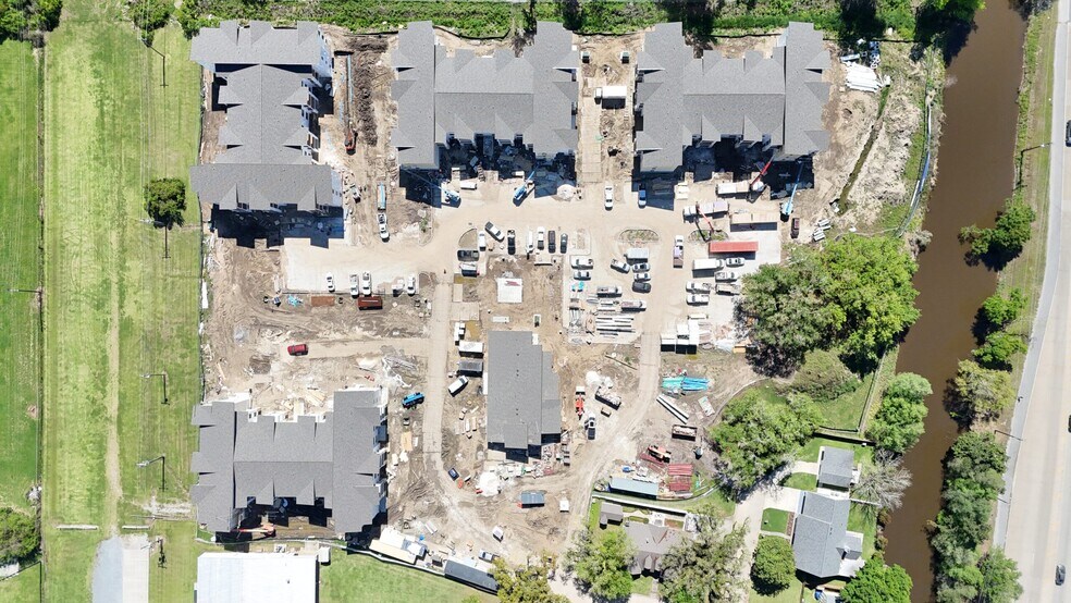 Building Photo - The Oaks By The Bayou