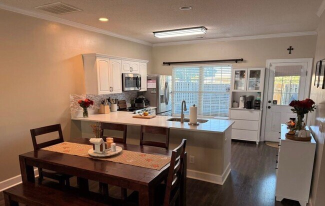 Building Photo - 3 Bed 2.5 Bath Single-Family Home