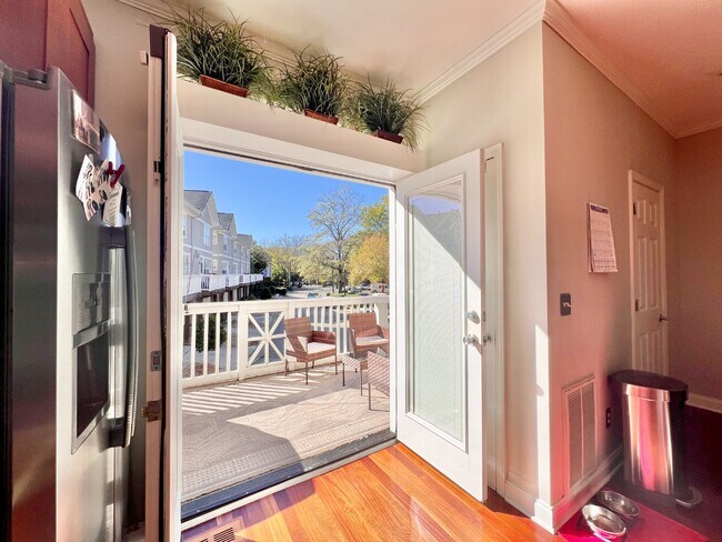 Building Photo - UPTOWN TOWNHOUSE!