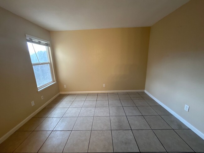 Building Photo - 2104 Sharon Way