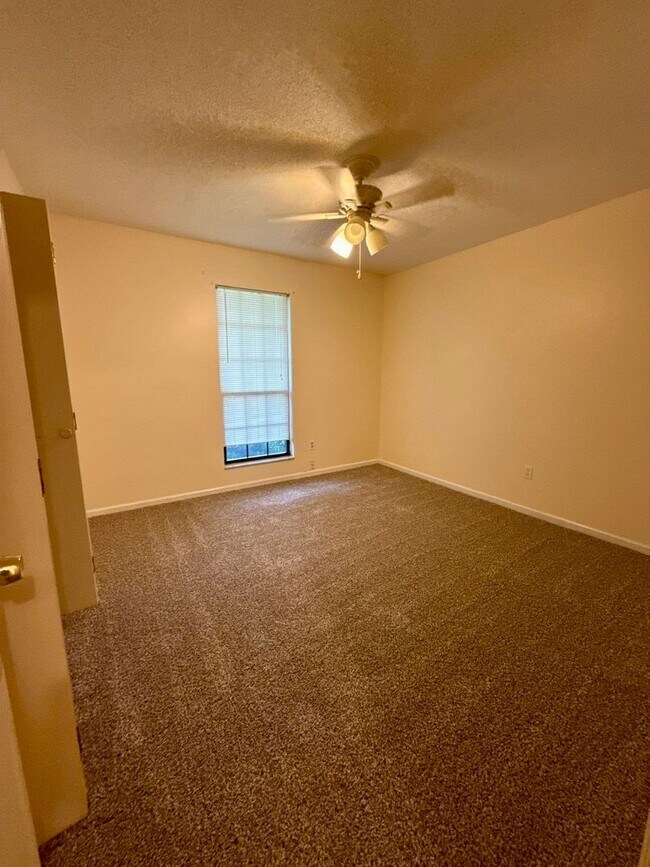 Building Photo - Great Three Bedroom Two Bath Home in Great...