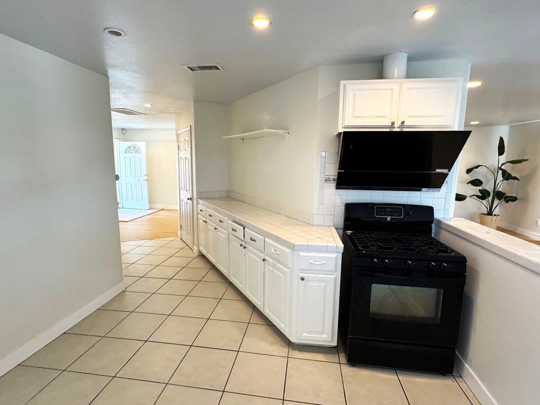 Building Photo - 728 5th Ave