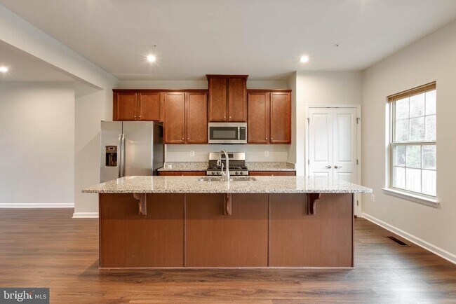 Building Photo - 2805 Fredericksburg Rd