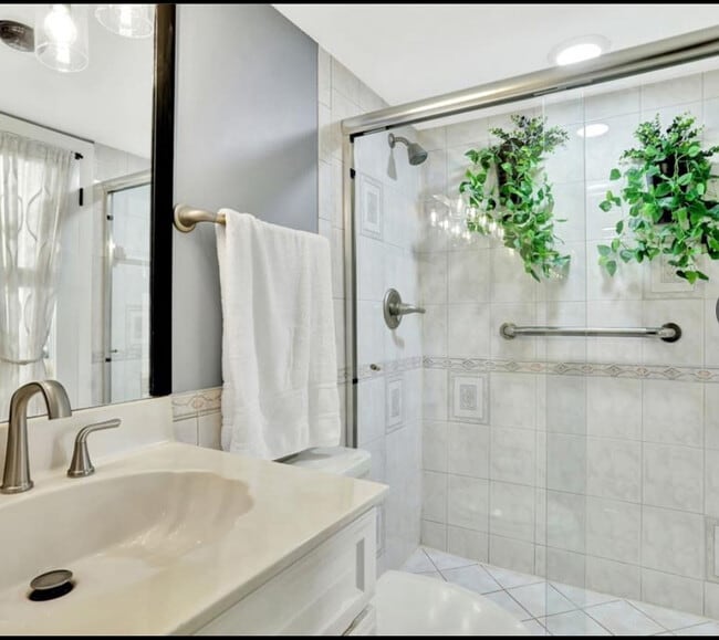 Building Photo - 1050 Hillsboro Mile