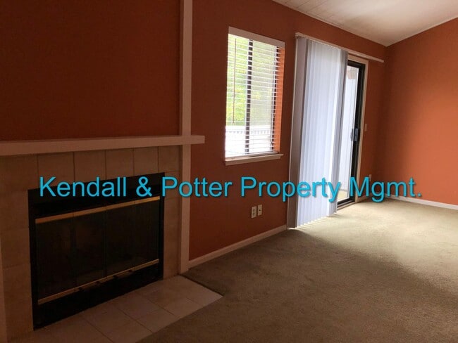 Building Photo - Spacious 3 bed/2.5 bath End Unit Townhome ...